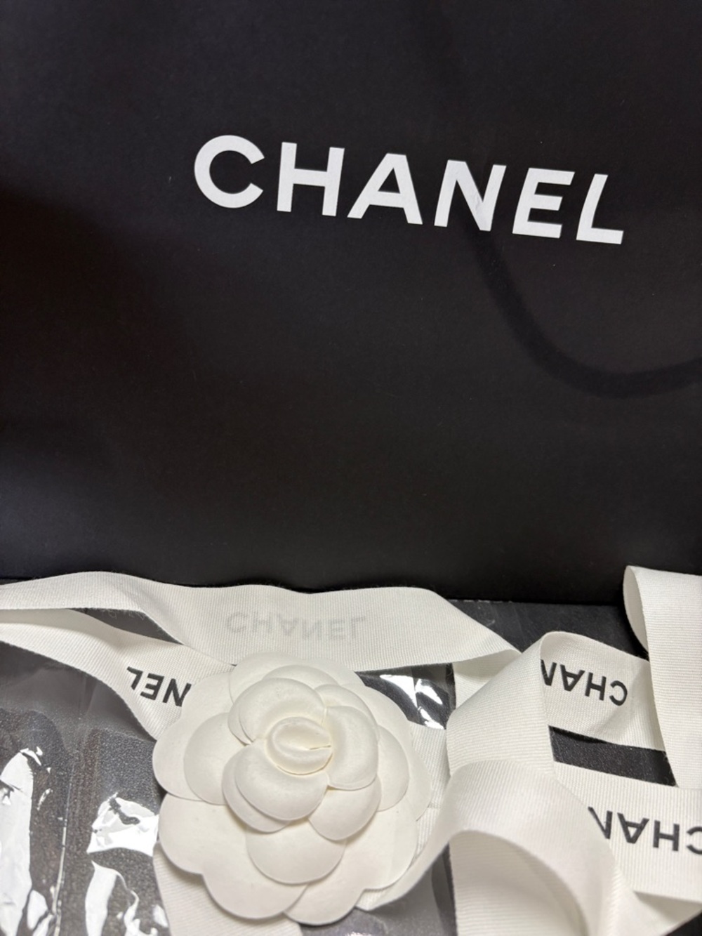 New-🌹Chanel 2pcs set 🖤 White Camellia Flower Ribbon & Chanel Bag W 12X 9” H - Picture 5 of 6